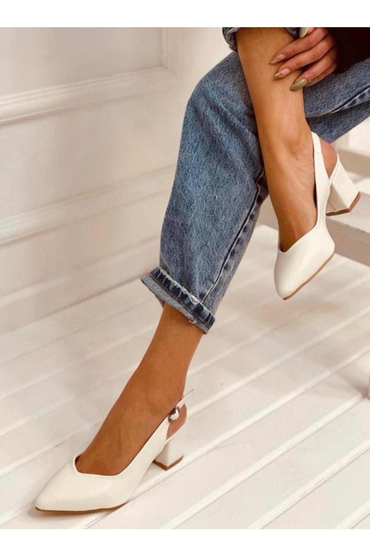 حذاء كلاسيكي بكعب Demashoes لون أبيض