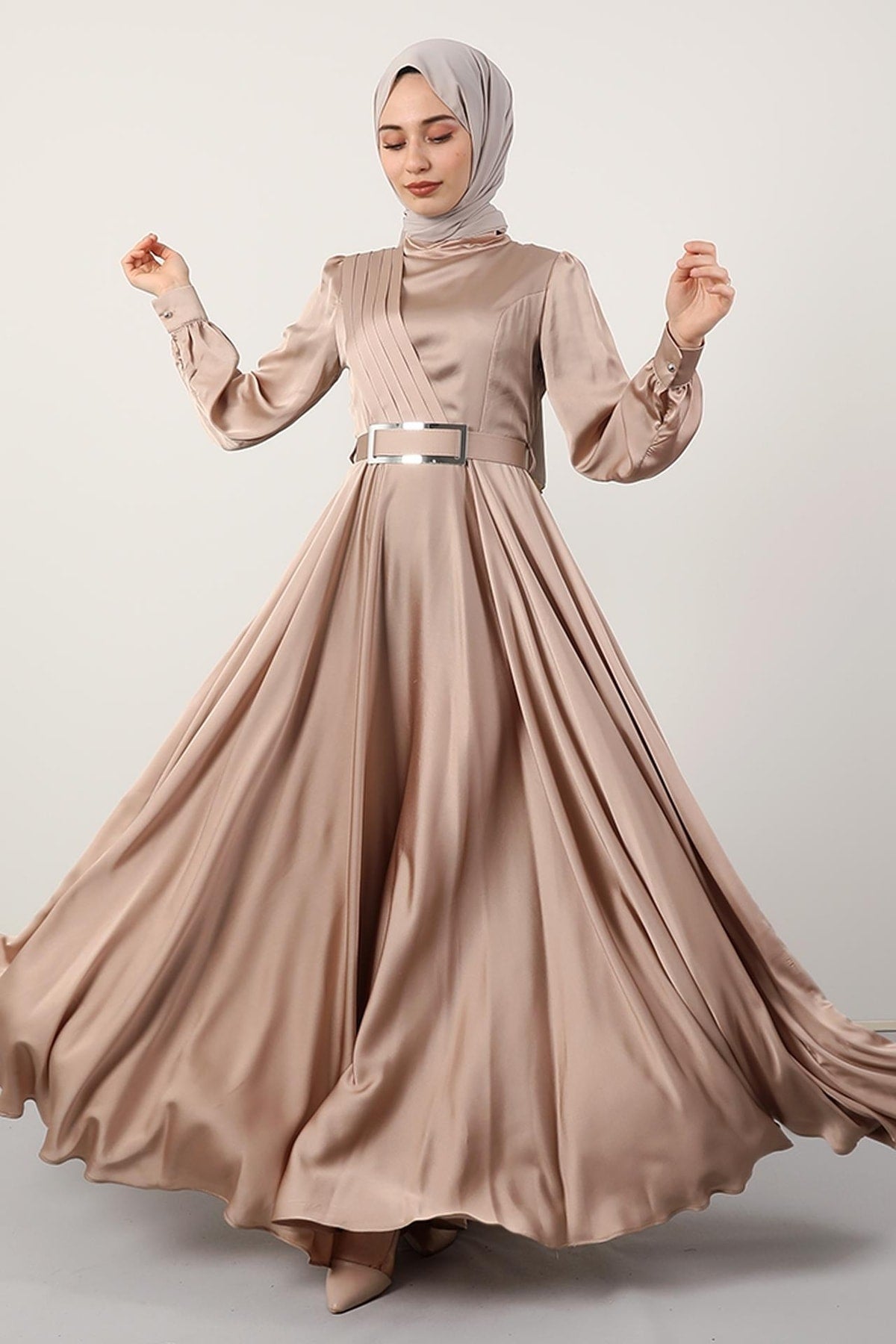 فستان سهرة giz astore لون بيج