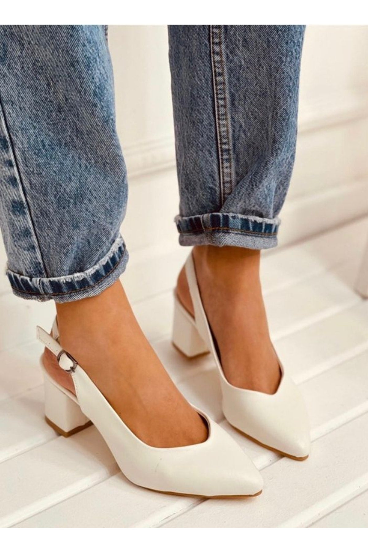 حذاء كلاسيكي بكعب Demashoes لون أبيض
