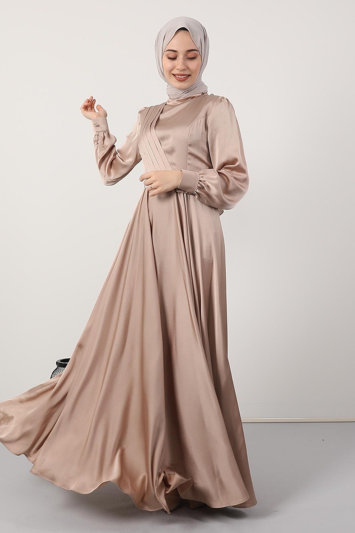فستان سهرة giz astore لون بيج
