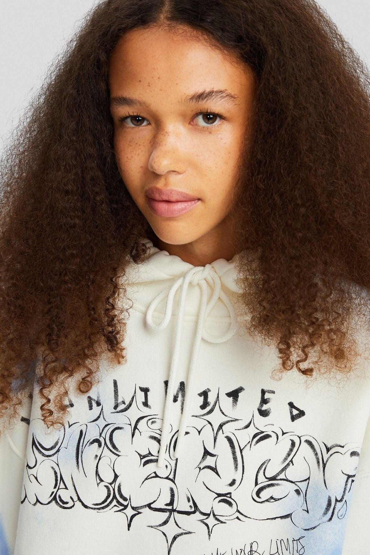 هودي Bershka لون أبيض