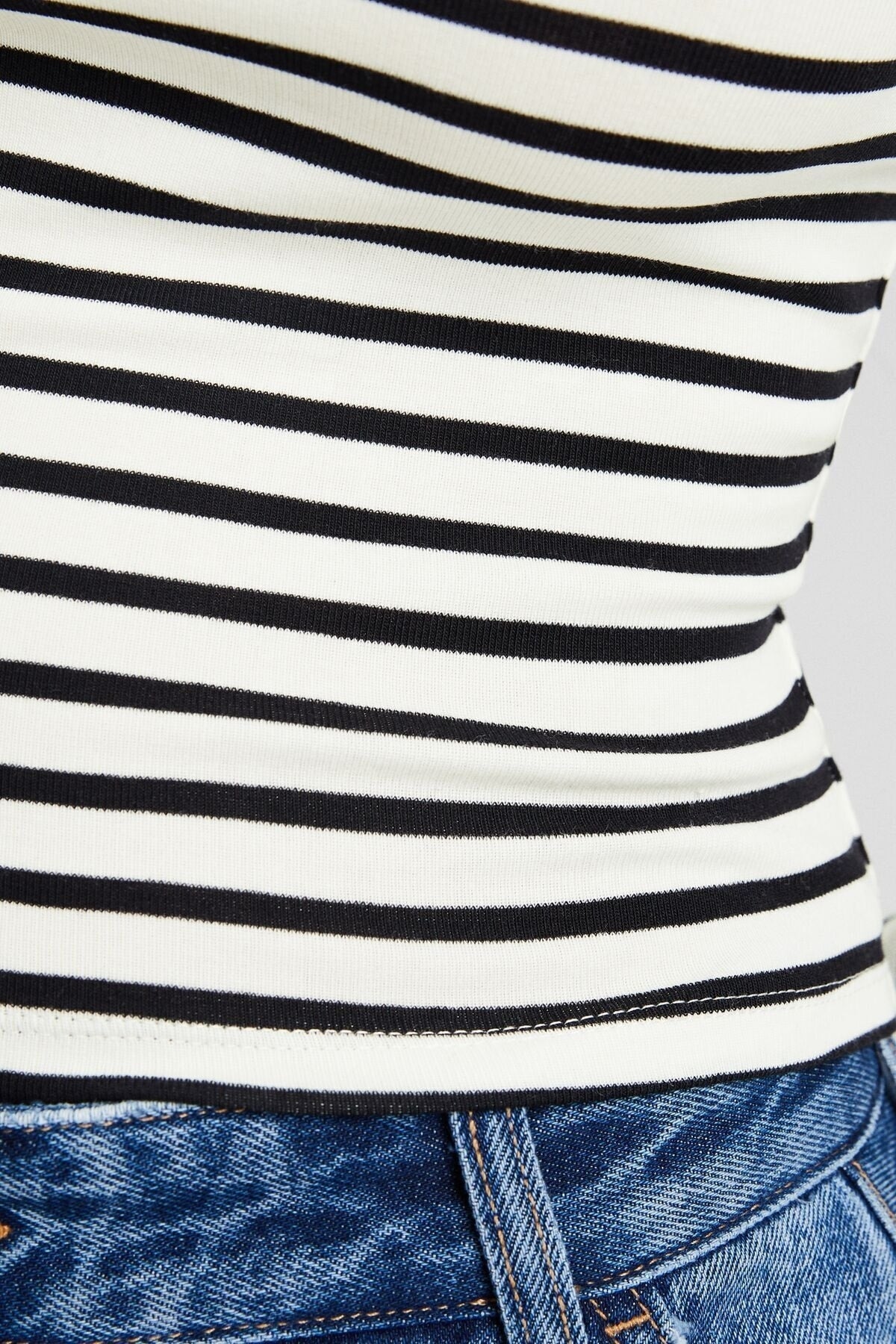 تيشيرت Bershka لون أبيض